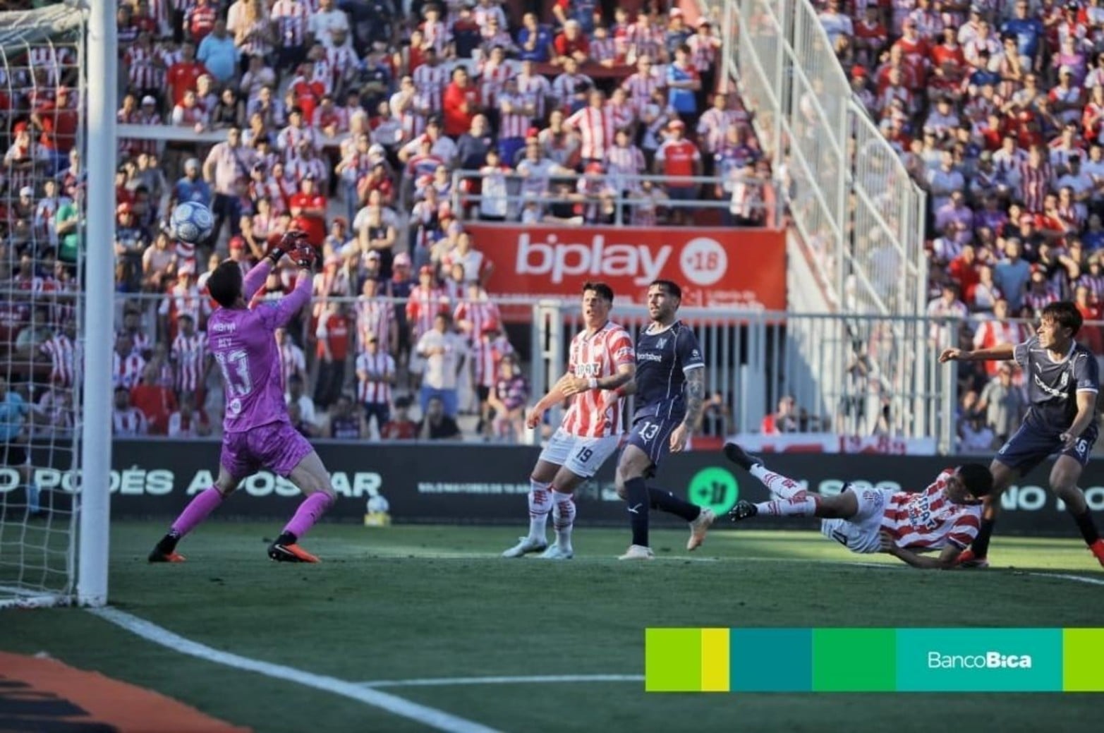 Intenso partido de sábado por la tarde en el 15 de Abril. 