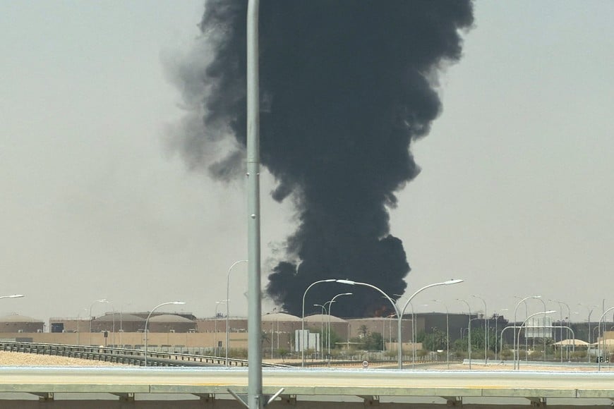 Large plume of black smoke rises from the fuel storage depot at King Khalid International Airport, in Riyadh, Saudi Arabia, September 19, 2026. Picture taken with a mobile phone. REUTERS/Stringer REFILE - REMOVING "IN THE AFTERMATH OF HOUTHI STRIKES".