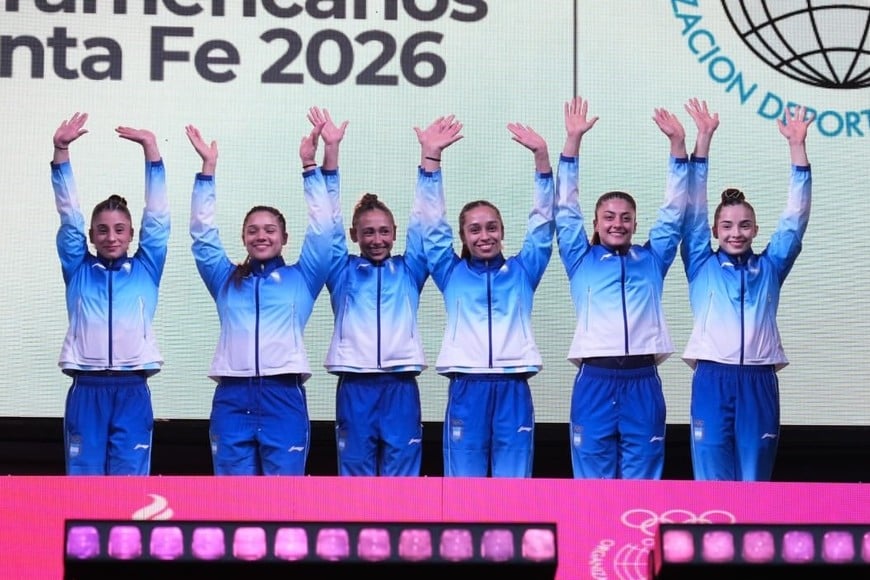 Emilia Acosta, Isabella Ajalla, Fila Dalinger, Rocío Saucedo, Delfina Estoco y Julieta Lucas en el podio por equipos