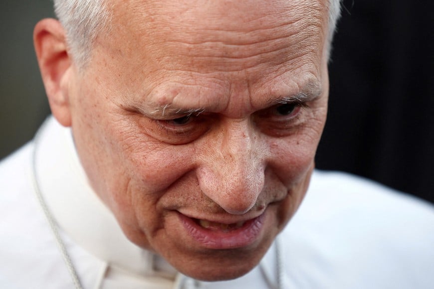 Pope Leo XIV speaks to journalists about the interim US-Iran peace deal as he leaves the papal residence to head back to the Vatican, in Castel Gandolfo, Italy, June 16, 2026. REUTERS/Guglielmo Mangiapane TPX IMAGES OF THE DAY