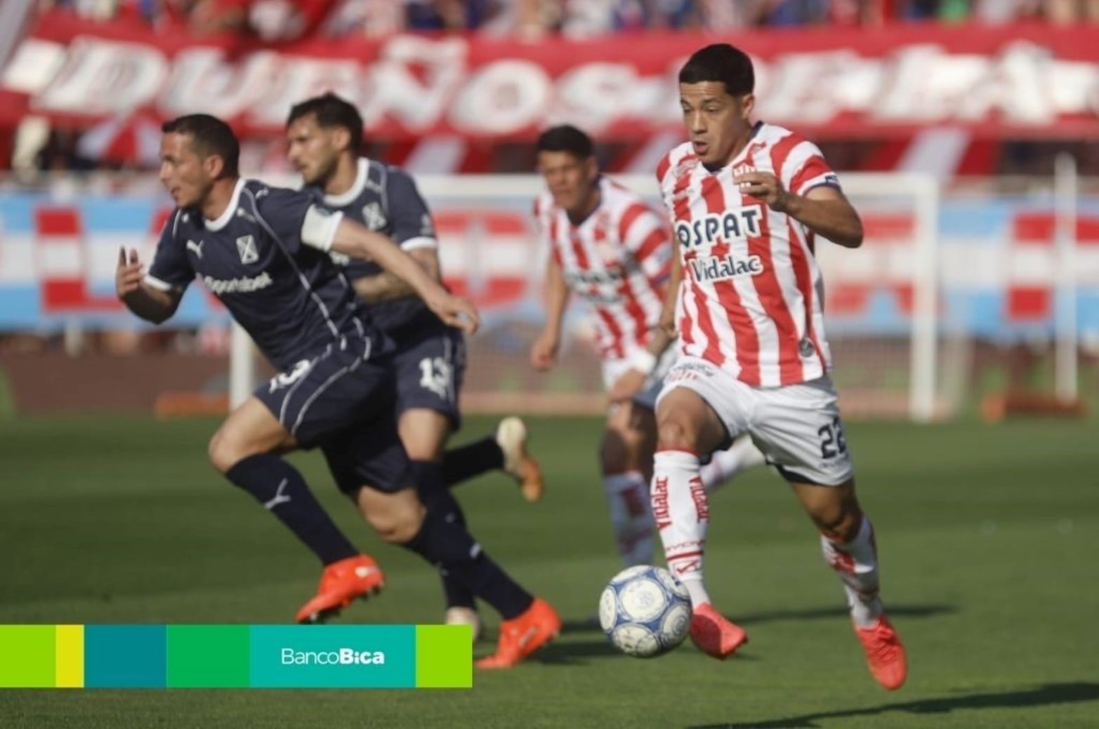 Con la rojiblanca tradicional, Unión le dejó la suplente a Independiente que usó una camiseta azul.  