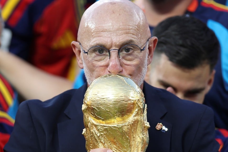 (260719) -- NUEVA YORK, 19 julio, 2026 (Xinhua) -- Luis de la Fuente, director técnico de España, besa el trofeo durante la ceremonia de premiación al término del partido final de la Copa Mundial de la FIFA 2026 ante Argentina, celebrado en el Estadio Nueva York Nueva Jersey, en Nueva York, Estados Unidos, el 19 de julio de 2026. (Xinhua/Li Ming) (rtg) (vf)