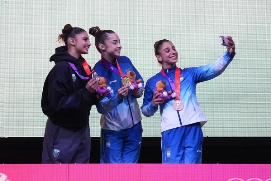Podio All Around: Julieta Lucas (oro), Gabriela Boucas (Brasil, plata) y Emilia Acosta (bronce).