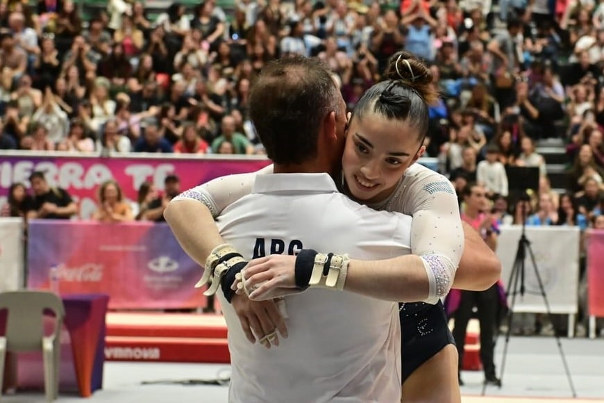 Julieta Lucas y el abrazo con su entrenador, Guillermo Echeveste