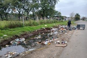 El microbasural está por Santiago de Chile, entre Salta y pasaje Liniers, a metros de la escuela. Foto: Gentileza escuela