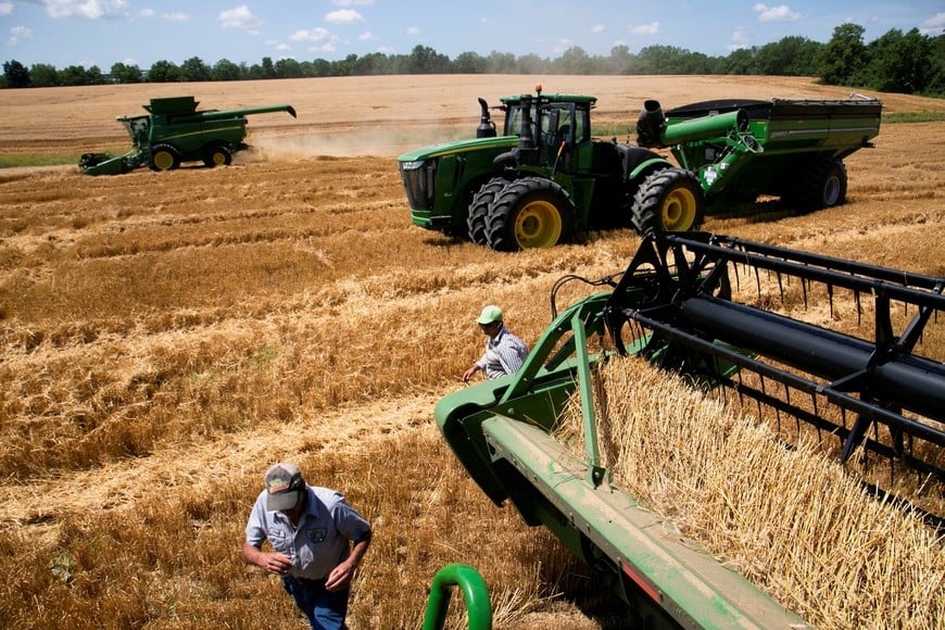 FILE PHOTO: A combine harvester stops during harvest, during the wheat harvest in Shelbyville, Kentucky, U.S. June 29, 2021. REUTERS/Amira Karaoud/File Photo