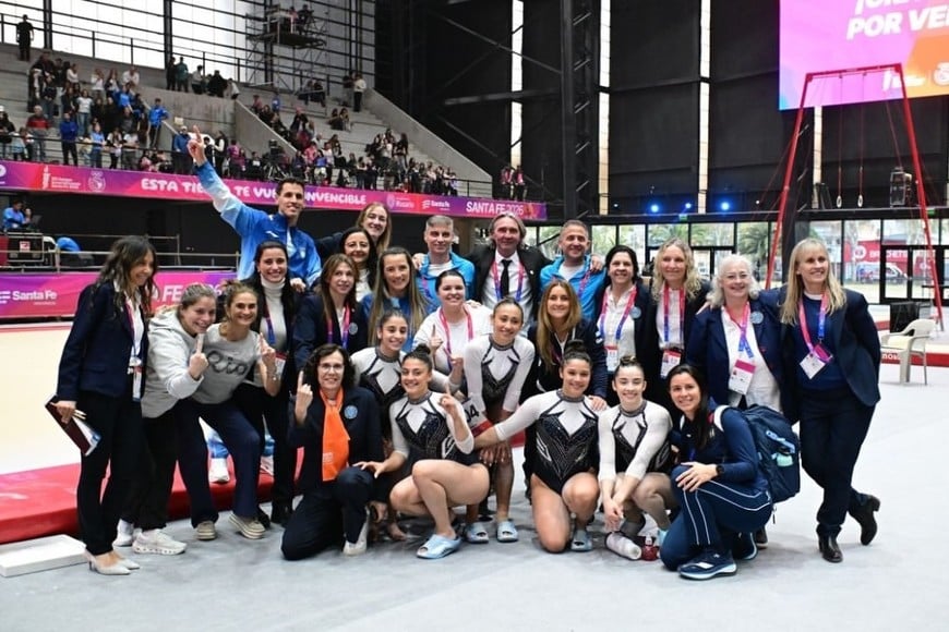 Las gimnastas junto a la delegación argentina