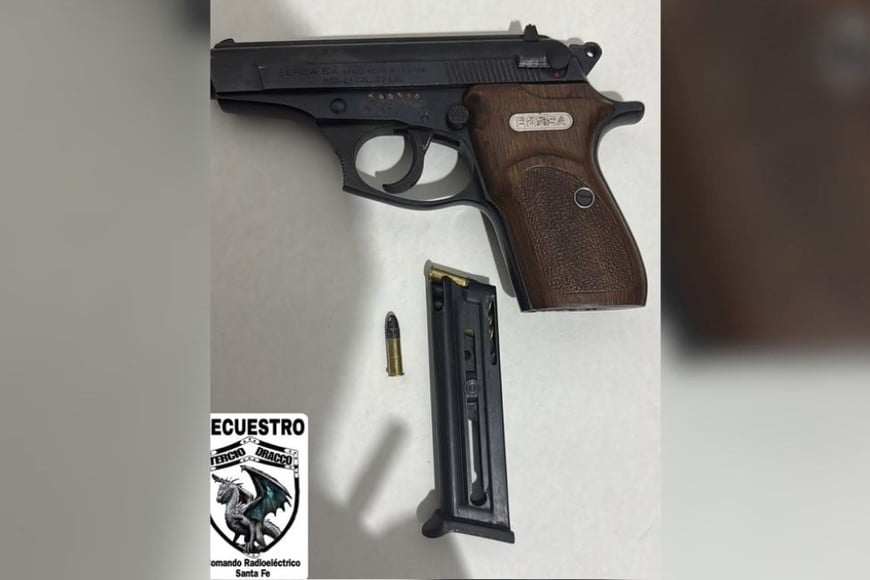 El sospechoso trató de descartar la pistola al ver a la policía. Foto: El Litoral