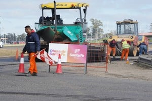 Entre obreros y maquinarias, los trabajos darán mejor conectividad a los caminos de la zona.