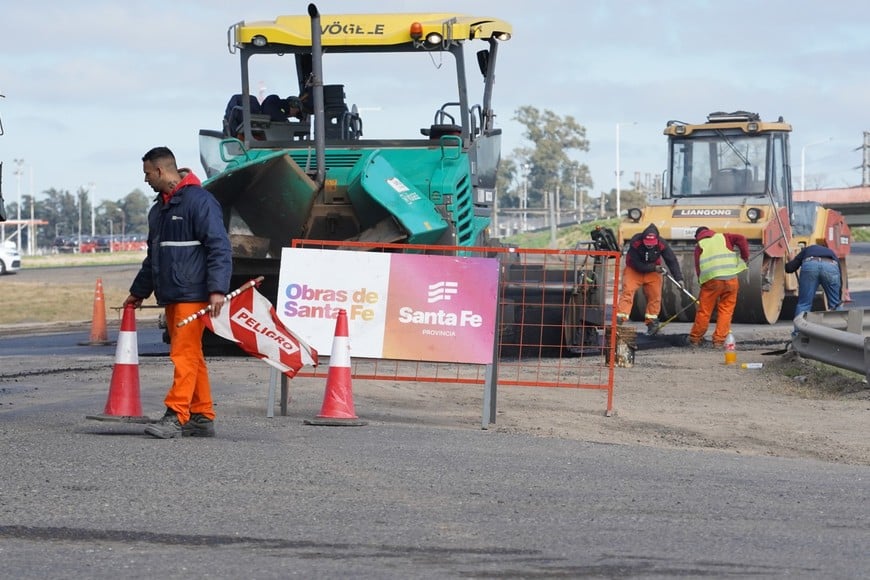 Entre obreros y maquinarias, los trabajos darán mejor conectividad a los caminos de la zona.