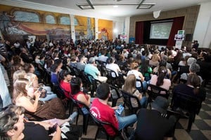 "Decir que es una problemática individual, y a su vez no hablar de ella para evitar el suicidio son maniobras que más bien promueven el suicidio”, concluyó.