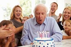 Cumpleaños del abuelo rodeado de su familia. Envejecer con sentido es mucho más que cumplir años.