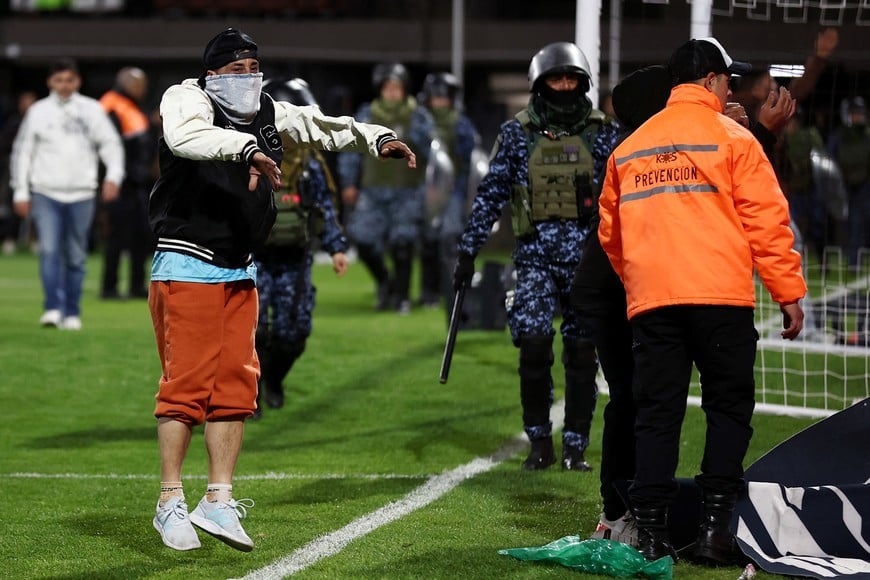Soccer Football - Copa Libertadores - Quarter Final - Second Leg - Platense v Fluminense - Estadio Ciudad de Vicente Lopez, Buenos Aires, Argentina - September 15, 2026
Platense fans invade the pitch and clash with police after the match REUTERS/Agustin Marcarian