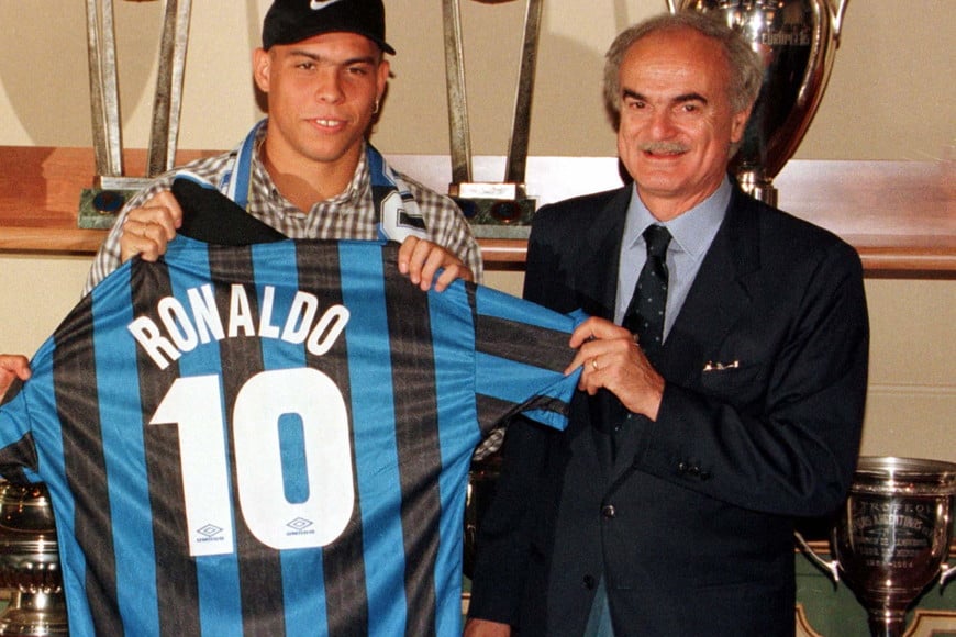 roma italia ronaldo futbol futbolista brasilero llega al aeropuerto para incorporarse a su nuevo club de futbol el inter junto a sandro mazzola el manager general roma italia ronaldo futbol futbolista brasilero llega al aeropuerto para incorporarse a su nuevo club de futbol el inter junto a sandro mazzola el manager general