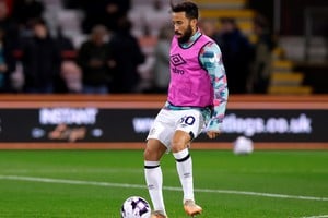 Andros Townsend sufrió el accidente durante los ejercicios previos al partido de su equipo en Tailandia. Foto: Reuters