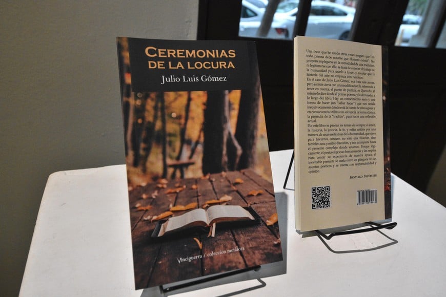 Tapa y contratapa de "Ceremonias de la locura". Tanto de este trabajo como de "Reescritura", Mariana Miranda elogia la "orfebrería artesanal de la voz de Julio Luis Gómez" y su singular estilo.