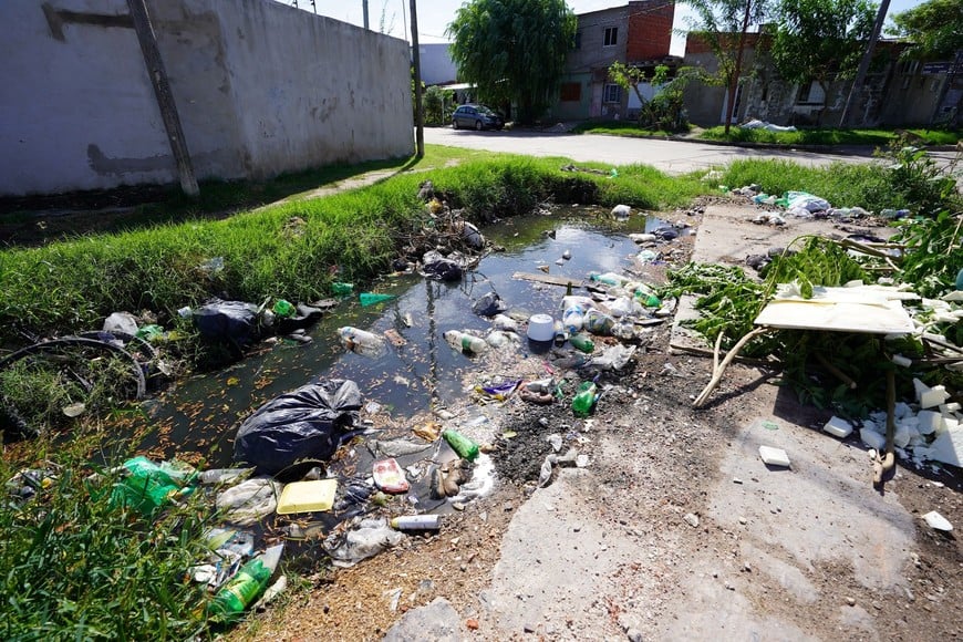 Un desagüe a cielo abierto, lleno de tierra, en un sector del barrio Los Hornos. Fernando Nicola