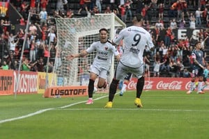Bonansea y Lago volvieron a encontrarse y, juntos, le dieron vida a un Colón que empezaba a complicarse en el torneo. Foto: Manuel Fabatía.