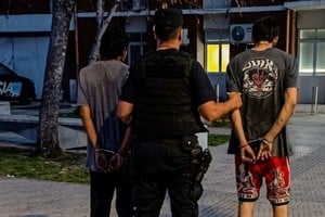 Traslado de los detenidos a sede policial. Foto: Gentileza
