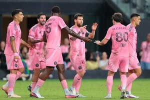 Messi festeja el gol de tiro libre en Inter Miami Mandatory Credit: Sam Navarro-Imagn Images