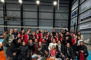 Todos juntos, las chicas del plantel, los entrenadores y también algunos padres y colaboradores, soñando con la Copa Argentina en Chapadmalal