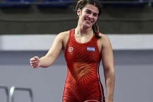 Camila Amarilla celebra la medalla de bronce en lucha libre femenina.