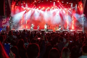 El Fan Fest, donde los santafesinos disfrutan de la gastronomía y la música