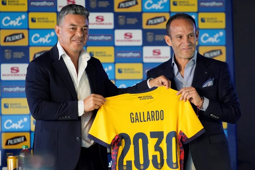 Soccer Football - Ecuador unveil new coach Marcelo Gallardo - Casa de la Seleccion, Quito, Ecuador - September 17, 2026
Ecuador Football Federation president Francisco Egas and new coach Marcelo Gallardo pose with an Ecuador national soccer team jersey during Gallardo's presentation REUTERS/Cristina Vega