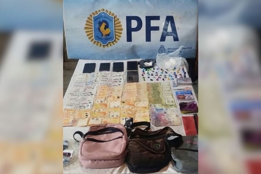 Algunos de los elementos incautados durante el operativo: Foto: PFA