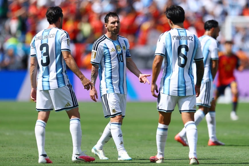 Soccer Football - FIFA World Cup 2026 - Final - Spain v Argentina - New York/New Jersey Stadium, East Rutherford, New Jersey, U.S. - July 19, 2026
Argentina's Lionel Messi talks to Nicolas Tagliafico and Lisandro Martinez during the match REUTERS/Hannah Mckay