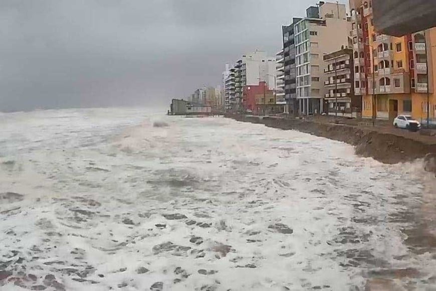 El mar a pleno por la sudestada.