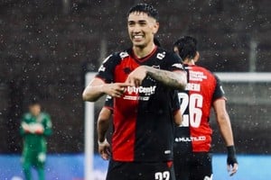 El festejo de Solari por su gol bajo la lluvia en Vicente López.
