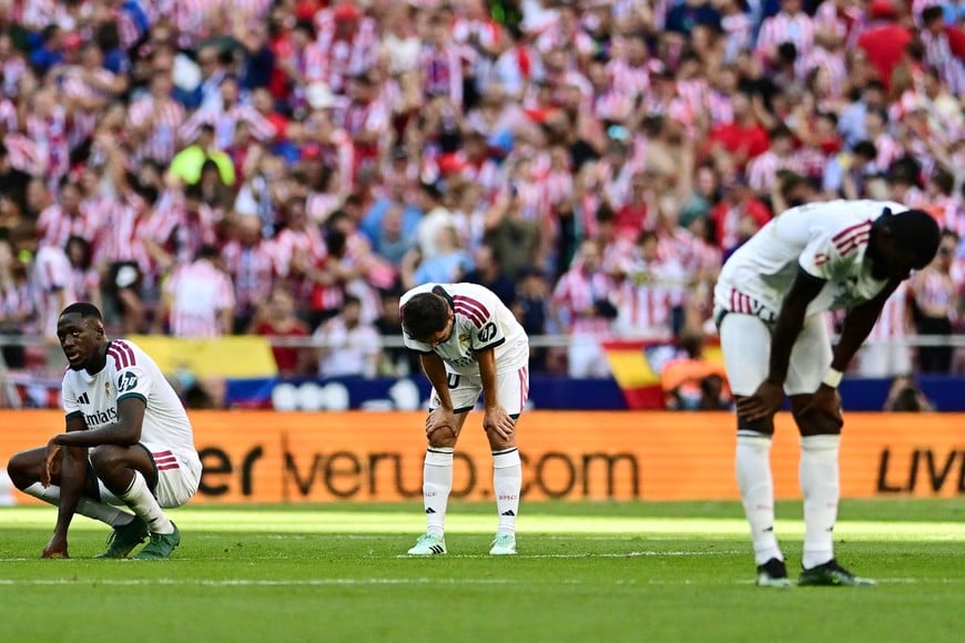 Soccer Football - LaLiga - Atletico Madrid v Real Madrid - Riyadh Air Metropolitano, Madrid, Spain - September 20, 2026
Real Madrid's Bernardo Silva and Ibrahima Konate look dejected after the match REUTERS/Juan Barbosa TPX IMAGES OF THE DAY