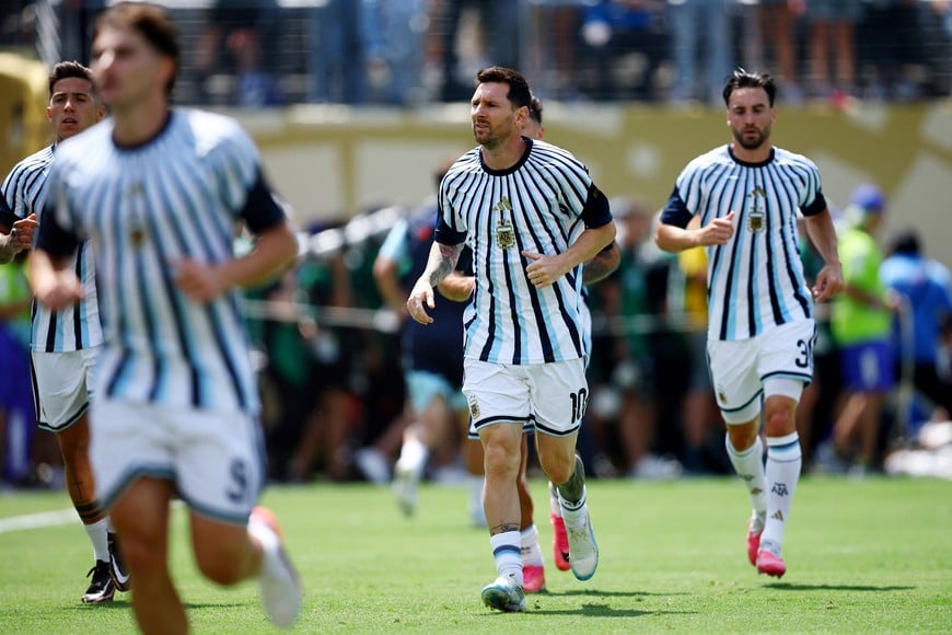 Soccer Football - FIFA World Cup 2026 - Final - Spain v Argentina - New York/New Jersey Stadium, East Rutherford, New Jersey, U.S. - July 19, 2026
Argentina's Lionel Messi, Nicolas Tagliafico and Enzo Fernandez during the warm up before the match REUTERS/Agustin Marcarian