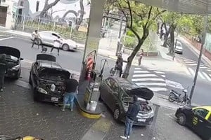 Todo quedó registrado por las cámaras de seguridad de la zona.