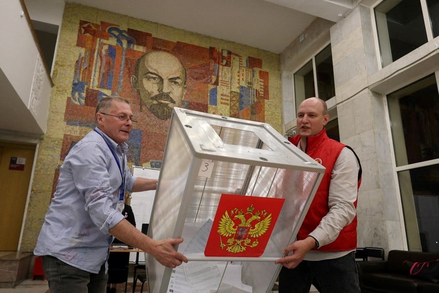 Members of a local electoral commission empty a ballot box before counting votes after the closure of a polling station, located in a cultural centre decorated with a mosaic depicting Soviet state founder Vladimir Lenin, on the final day of Russia's three-day parliamentary election in the town of Podolsk near Moscow, Russia, September 20, 2026. REUTERS/Ramil Sitdikov
TPX IMAGES OF THE DAY