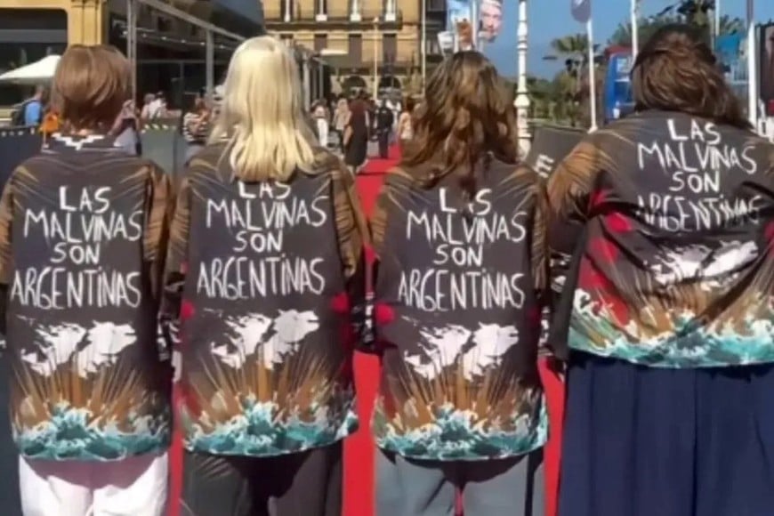 Las actrices posaron con las prendas que utilizaron durante su presentación en San Sebastián.
