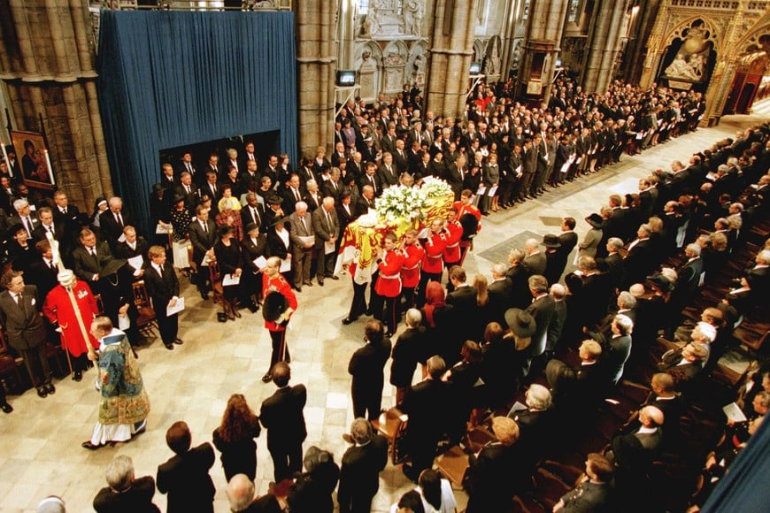 funeral princesa de gales diana spencer ladydi familia real britanica muerte accidente auto ataud cortejo princesa ingreso abadia westminster funeral princesa de gales diana spencer ladydi familia real britanica muerte accidente auto ataud cortejo princesa ingreso abadia westminster