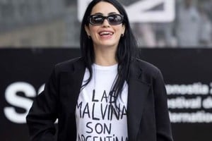 Lali Espósito también lució una prenda con la misma inscripción durante el festival español.