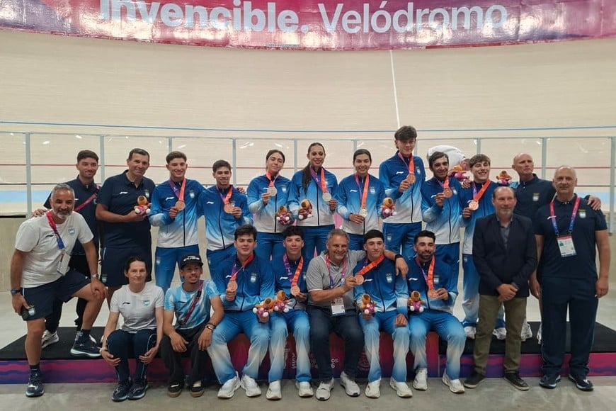 Natalia Vera celebra junto al equipo argentino la medalla de plata en Rafaela. Fotos: Joaquín Molina