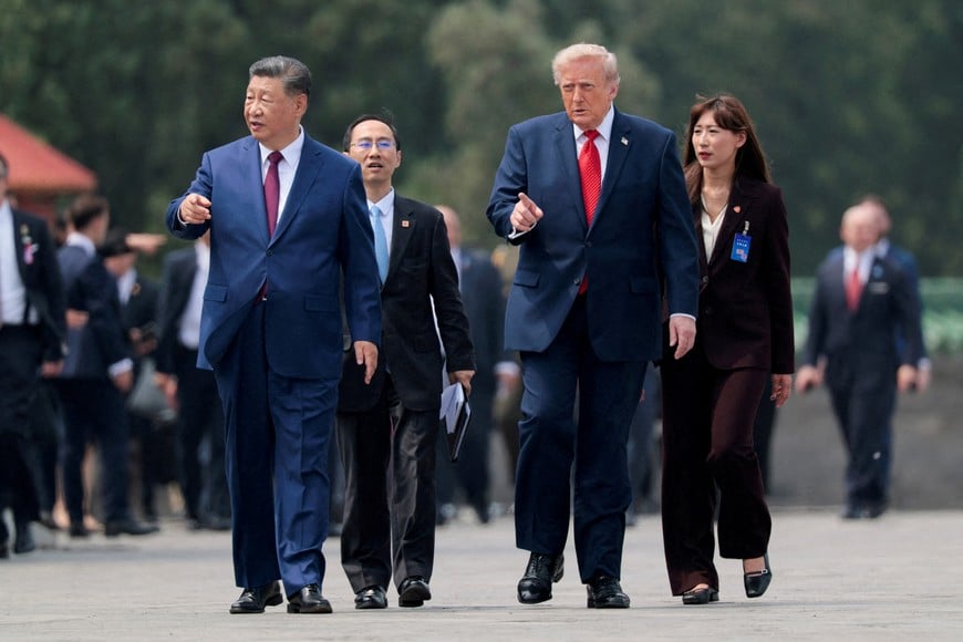 FILE PHOTO: U.S. President Donald Trump and Chinese President Xi Jinping walk together as they tour the Temple of Heaven in Beijing, China, May 14, 2026. REUTERS/Evan Vucci/File Photo