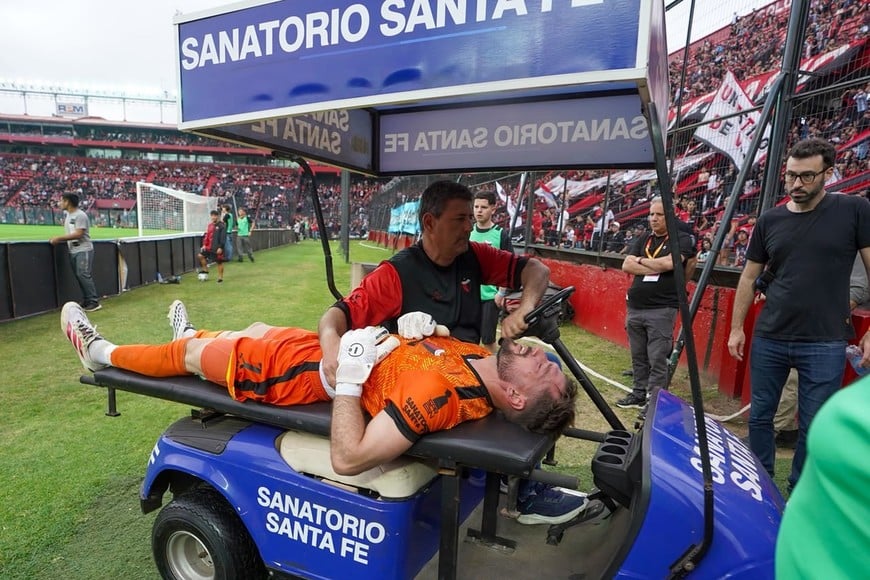 Matías Budiño se retiró de esta manera del campo de juego. Se le inflamó la rodilla y le practicarán estudios para determinar la gravedad de la lesión. Está muy complicado.