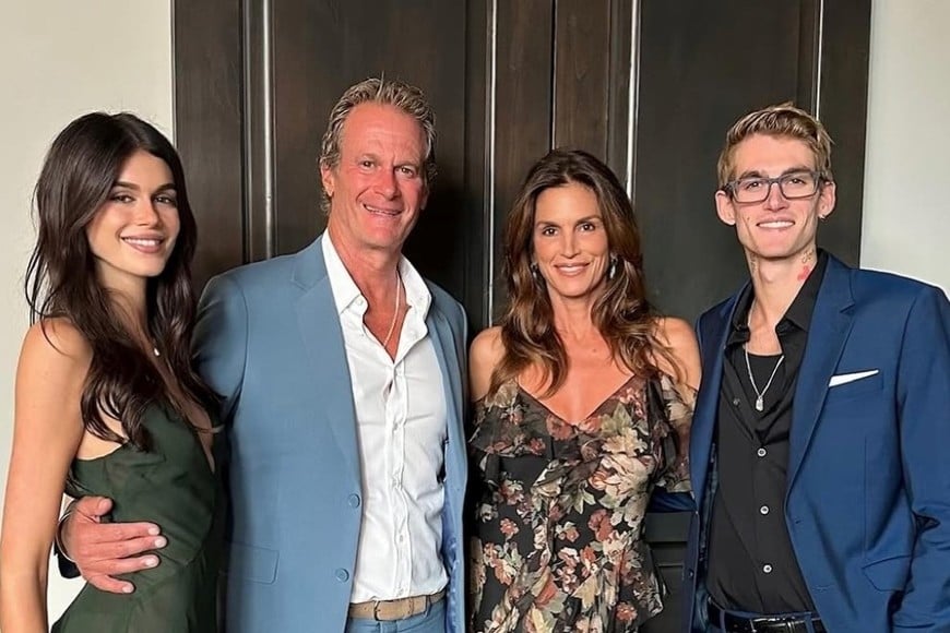 Cindy Crawford junto a sus hijos Presley y Kaia Gerber.