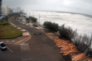 Amenazante la imagen del mar sobre la ciudad costera.