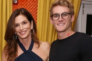 Cindy Crawford junto a su hijo Presley Gerber en un evento.