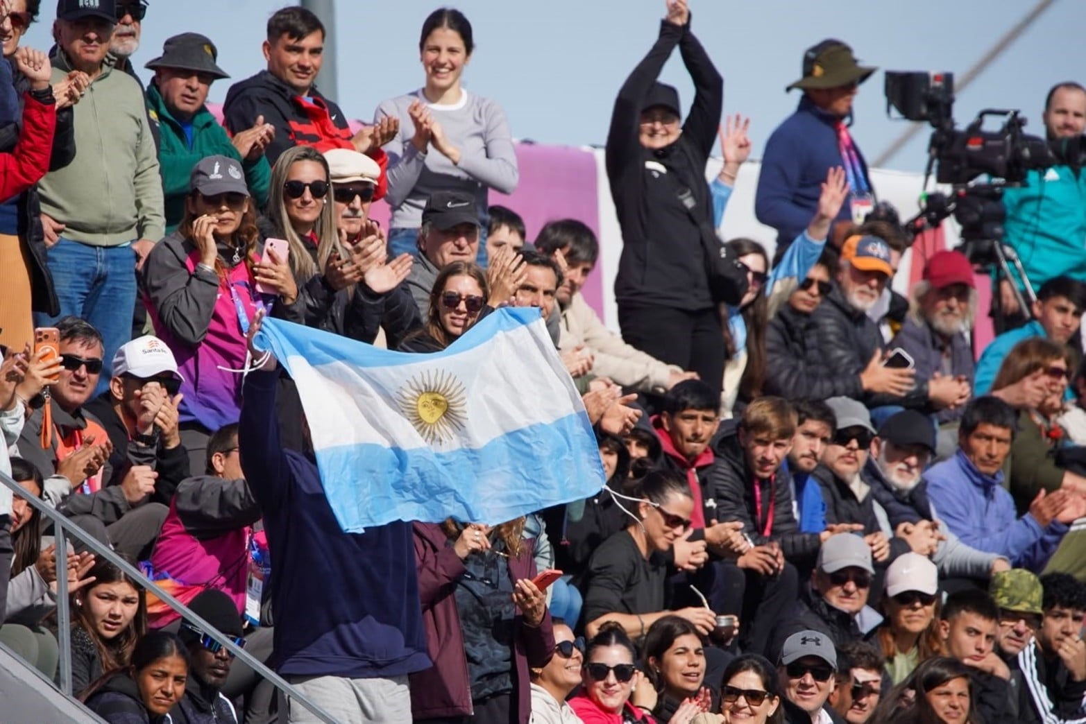 Acompañando al deporte nacional, el público dijo presente en el CARD. 