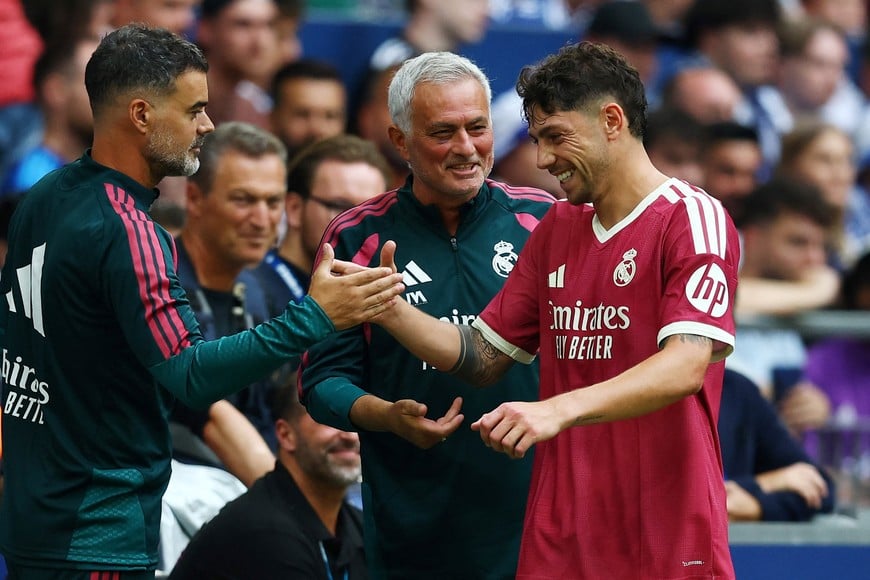 Soccer Football - Pre Season Friendly - Schalke 04 v Real Madrid - Veltins-Arena, Gelsenkirchen, Germany - August 16, 2026
Real Madrid's Federico Valverde with coach Jose Mourinho REUTERS/Kai Pfaffenbach