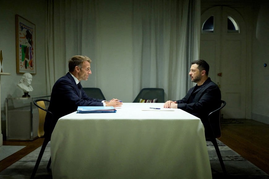 Ukraine's President Volodymyr Zelenskiy and French President Emmanuel Macron talk as they meet, amid Russia's attack on Ukraine, in New York City, US, in this handout picture released September 22, 2026. Ukrainian Presidential Press Service/Handout via REUTERS ATTENTION EDITORS - THIS IMAGE HAS BEEN SUPPLIED BY A THIRD PARTY. TPX IMAGES OF THE DAY