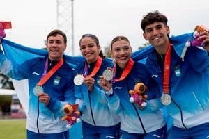Tomás Mondino y Guillermina Cossio formaron parte de la posta argentina que consiguió la medalla de plata.