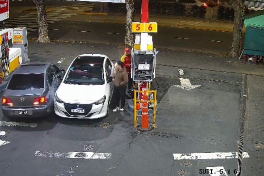 Atónito el otro conductor miraba como impactaban sobre su auto.